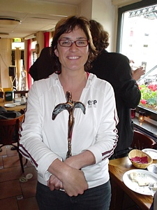 Opdrachtgeefster Jacqueline Dersjant met het beeldje van de prijs (1).jpg
